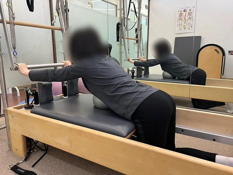 라운드숄더 운동 수업 — 판교·광교 필라테스 바디네이션